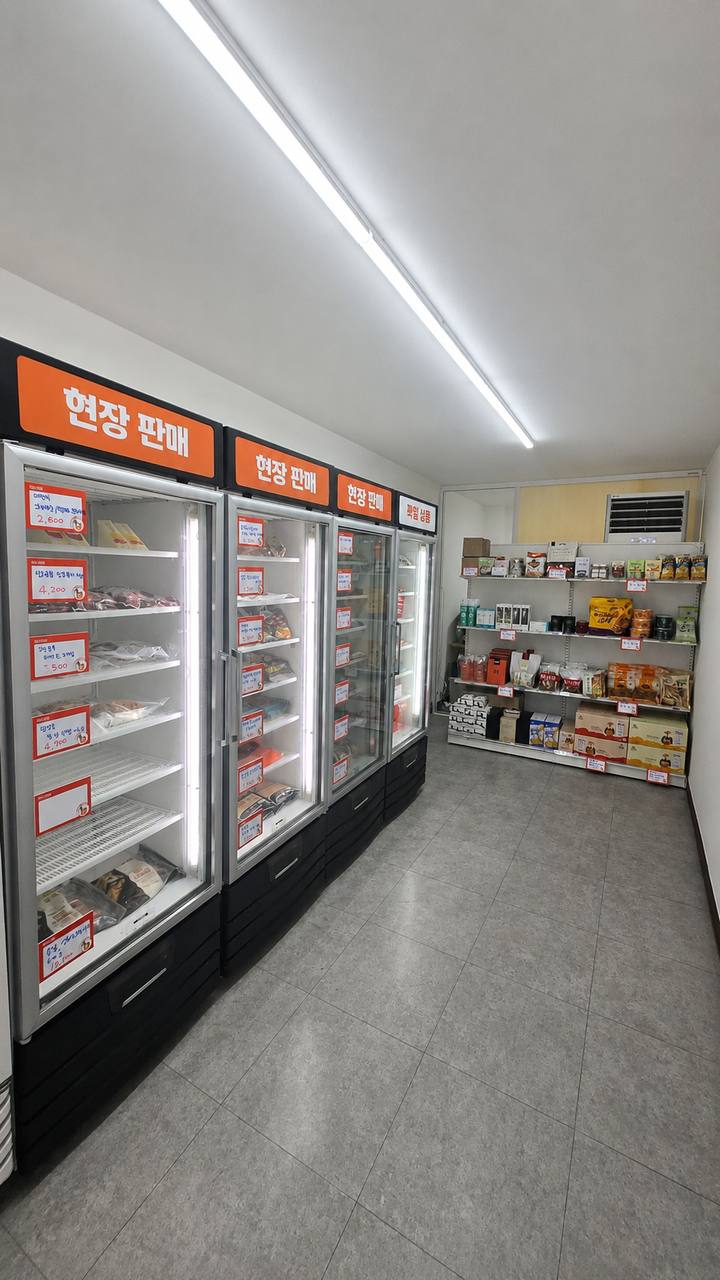 매장 내부 현장판매 냉장고와 진열 선반